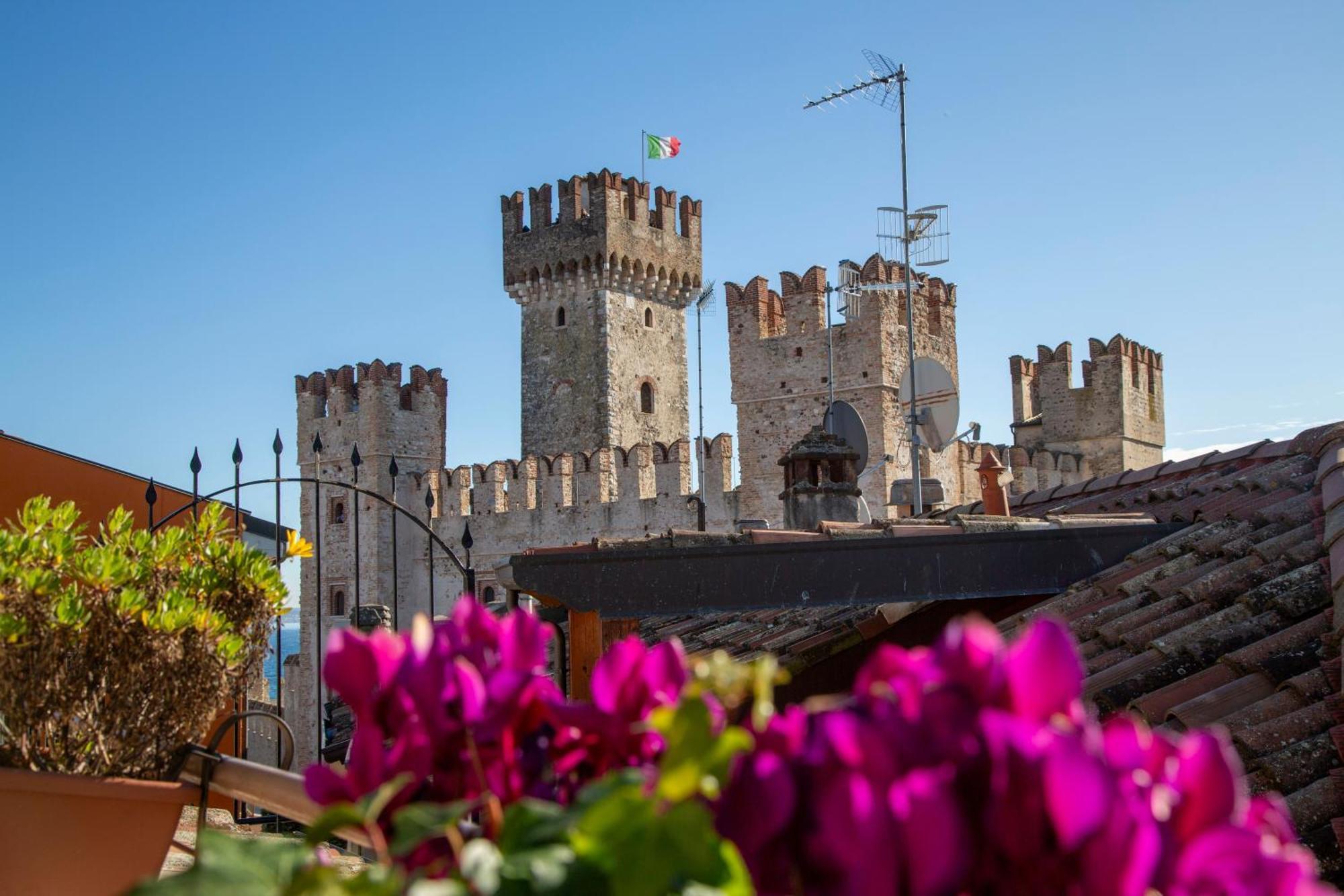 Апартаменты Sirmione4U - Domus By The Castle Экстерьер фото