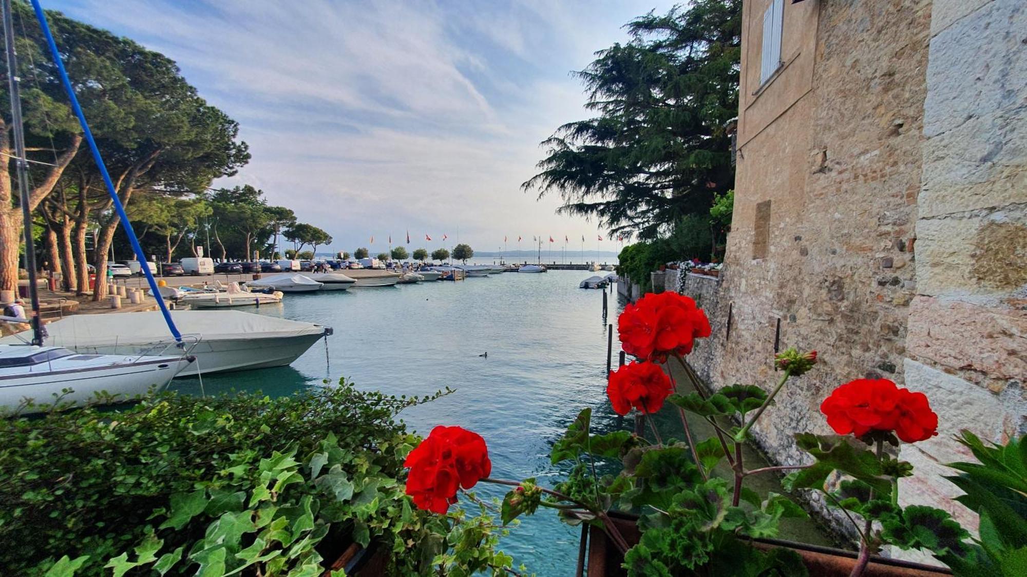 Апартаменты Sirmione4U - Domus By The Castle Экстерьер фото