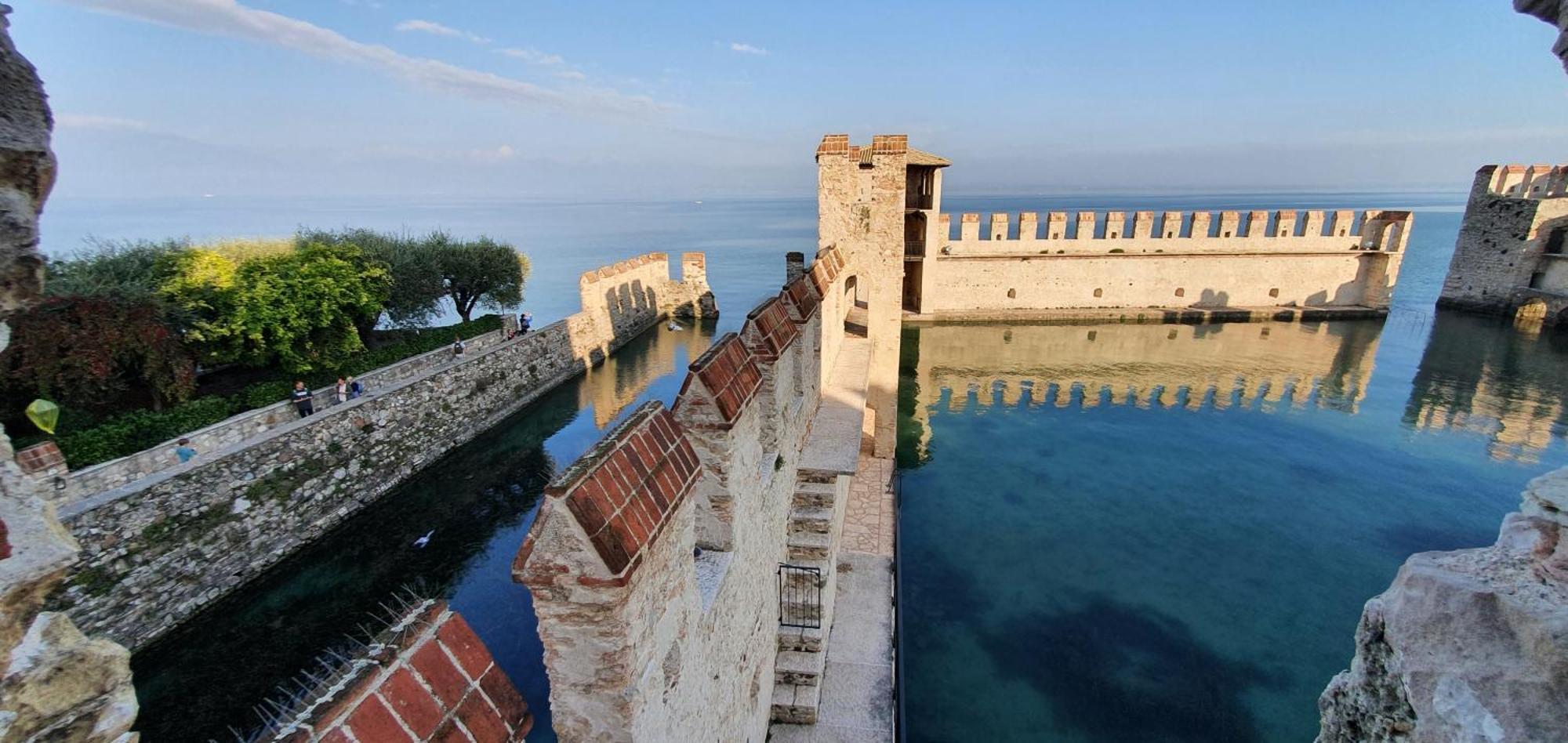 Апартаменты Sirmione4U - Domus By The Castle Экстерьер фото